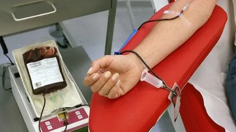 Una persona dona sangre en un centro habilitado para ello