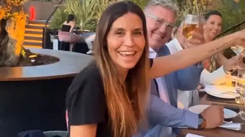 To&ntilde;i Moreno en su fiesta de cumplea&ntilde;os en Sevilla no esperaba esto de Susana Saborido