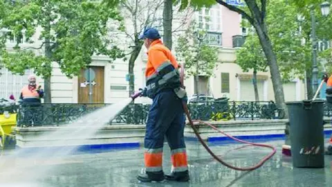 El 'culebr&oacute;n' de la limpieza en C&aacute;diz. Sin empresa para recoger la basura