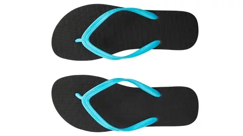 Las chanclas de 3 euros (estilo Primark) de Decathlon son todo terreno: el negro se lleva