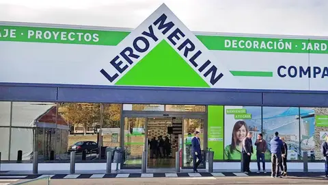 Llega a Leroy Merlin el banco arc&oacute;n (con respaldo) para terrazas y jard&iacute;n: soporta lluvia y queda genial