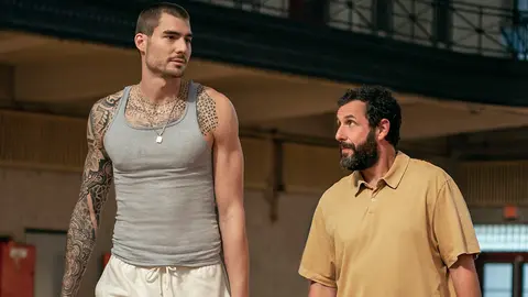 Juancho Hernang&oacute;mez y Adam Sandler, en 'Garra'.