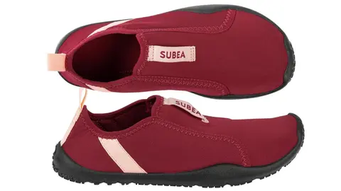 Estos son los escarpines de Decathlon que est&aacute;n de moda para aprovechar el d&iacute;a entero en la playa