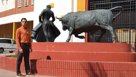 David Galv&aacute;n ante el monumento a Miguel&iacute;n
