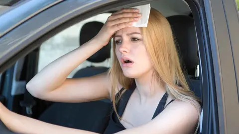 Una joven pasando calore en el coche