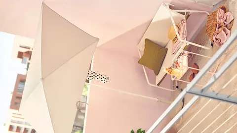 Adi&oacute;s al sol con la sombrilla y el sof&aacute; que caben en un balc&oacute;n y salen 98 euros en Ikea