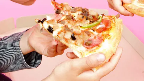 Ni&ntilde;o se atraganta con una pieza de aluminio en una pizza