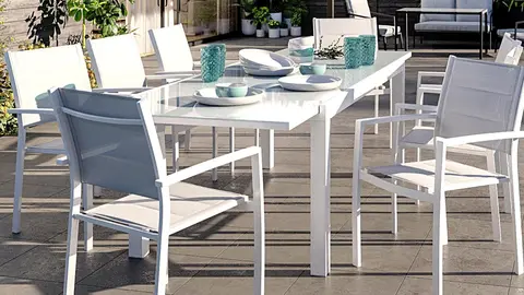 El blanco es el aliado este 2022 para mesas y sillas en jardines y terrazas: Leroy Merlin lo sabe