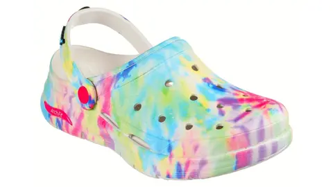 Las sandalias crocs de Skechers que parecen haberse ca&iacute;do en botes de pintura: pegan con todo