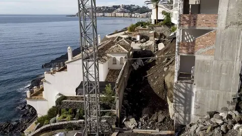 La impactante ca&iacute;da de un hombre desde un balc&oacute;n en Alm&uacute;&ntilde;ecar