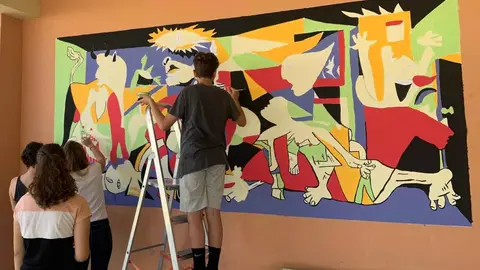 Alumnos del El CEIP Pablo Picasso de Jerez pintan el Guernica en su centro