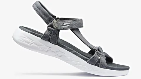 Llegan a Decathlon las nuevas sandalias de Skechers para caminar por la ciudad y parecer que pisas nubes