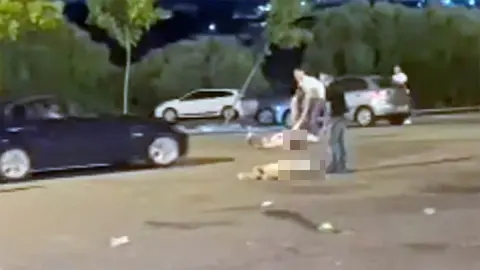 As&iacute; ha sido la monumental pelea a las puertas de una discoteca de Dos Hermanas