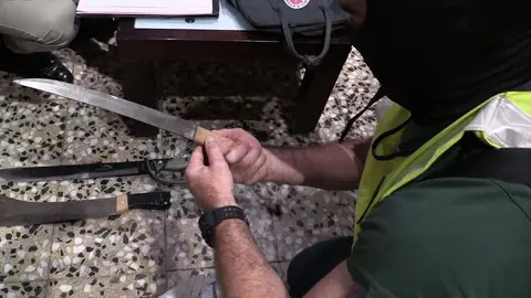 P&aacute;nico en Sevilla. Se encierra con 2 enormes cuchillos, ataca a agentes y amenaza a vecinos