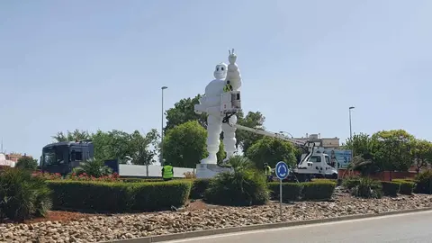 El m&iacute;tico mu&ntilde;eco de Michel&iacute;n en Jerez vuelve a su rotonda | Jes&uacute;s Catal&aacute;n para elMIRA