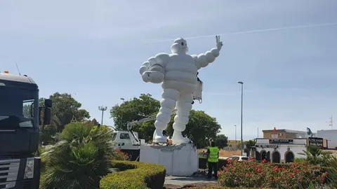 El m&iacute;tico mu&ntilde;eco de Michel&iacute;n en Jerez vuelve a su rotonda