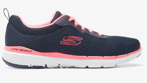 Decathlon avisa que quedan pocas zapatillas Skechers azul y rosas con el descuentazo