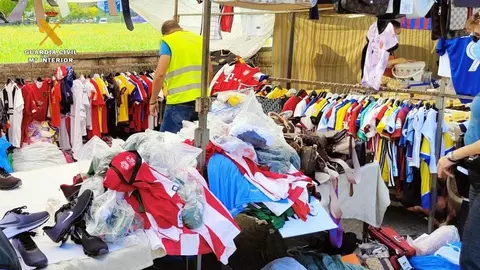 Venta ambulante ilegal en C&oacute;rdoba. Un hombre acumula hasta 1.200 prendas de marca