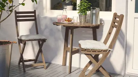 La mesa partida por la mitad de Ikea es lo mejor para ahorrar espacio en el balc&oacute;n de tu piso