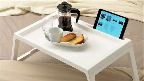Ikea piensa en todo: te sirven el desayuno en la cama y puedes apoyar hasta el tel&eacute;fono