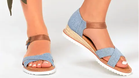 Las sandalias de tela vaquera de Skechers que priman la comodidad se acaban por bonitas y baratas