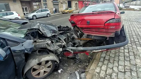 Susto en And&uacute;jar. Chocan 2 coches a plena luz del d&iacute;a en el centro