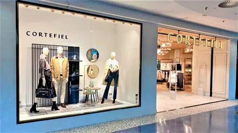 El negro sigue en alza: Cortefiel lanza en rebajas el vestido camisero m&aacute;s de moda