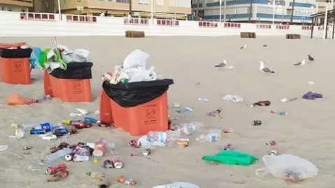 En pleno verano. Este es el alarmante estado de suciedad que presenta C&aacute;diz