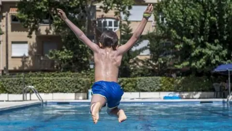 Las terribles consecuencias de una mala zambullida en el agua en pleno verano