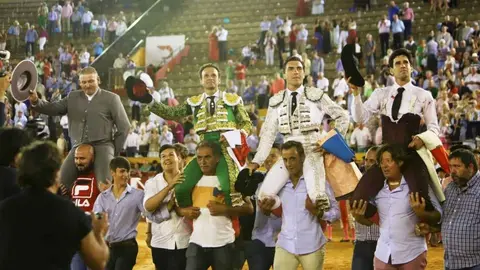 A hombros tras los vitorinos | Foto: Marciano Bre&ntilde;a