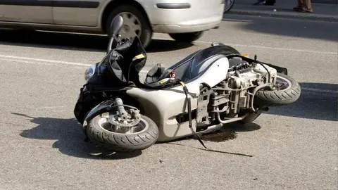 Una moto en el suelo en una foto de archivo
