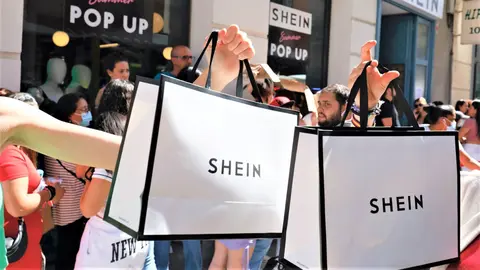 Kimono fresco, suave y te hace parecer a Georgina al salir de la piscina: en Shein por 12 euros