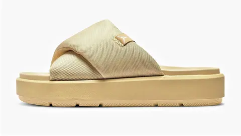 Las Jordan de Nike tambi&eacute;n triunfan en modo chanclas para mujer en 3 colores: oro, plata y negras