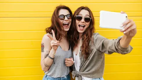 Dos j&oacute;venes grabando un v&iacute;deo de TikTok