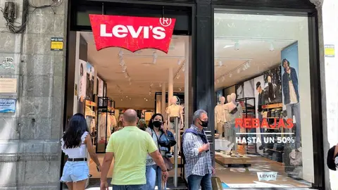 La ganga de las rebajas de Levi's (60% descuento en moda): Pack de 2 camisetas blancas por 19,50 &euro;