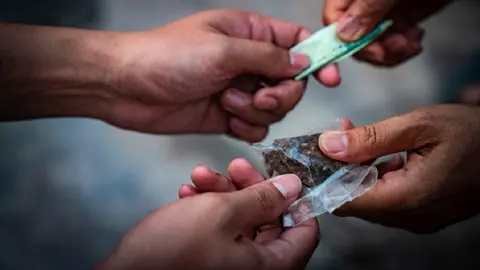 As&iacute; venden droga a plena luz del d&iacute;a y delante de ni&ntilde;os en Sevilla