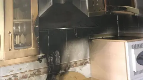 P&aacute;nico en Granada. Arde una cocina y quedan personas atrapadas en su interior