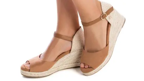 Las sandalias con tac&oacute;n de esparto que quedan mejor con cualquier outfit en verano son estas de Xti