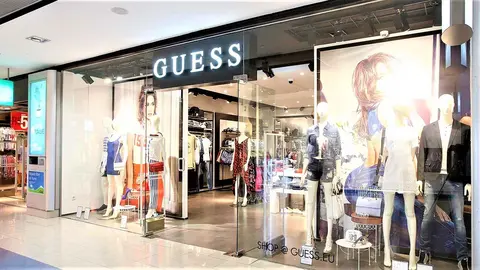 El vestido vaquero de Guess con cremallera hasta abajo (que quita el hipo) inicia las rebajas de verano