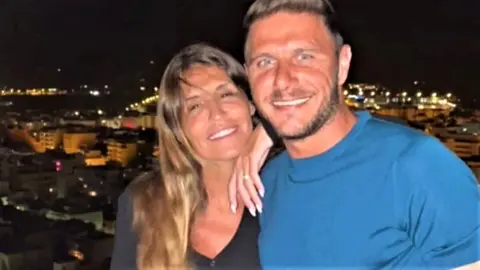 La &uacute;ltima moda de Susana Saborido en Ibiza: Bolso Herm&egrave;s y chanclas Levi's