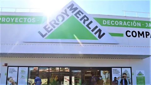Llega a Leroy Merlin la tumbona m&aacute;s completa para el jard&iacute;n: con ruedas, reposabrazos y bandeja