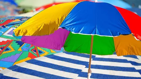 La sombrilla de playa m&aacute;s colorida la tiene Carrefour