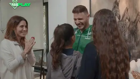 Joaqu&iacute;n se despide de Susana Saborido y sus hijas el d&iacute;a antes de la final de Copa del Rey | Foto: Real Betis
