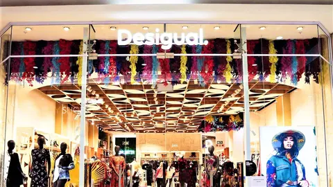 El estilo de moda m&aacute;s oto&ntilde;al logrado con este vestido de Desigual: midi y a cuadros