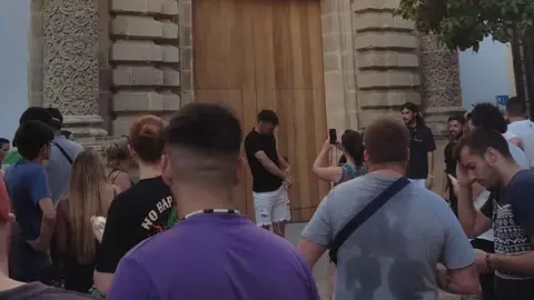 Personas buscando las bolas de drag&oacute;n de Pol Tattoo