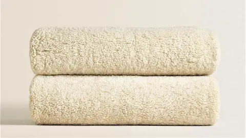 Esta es la manta m&aacute;s chic que nunca falla: En Zara Home de rebajas al 50% de descuento