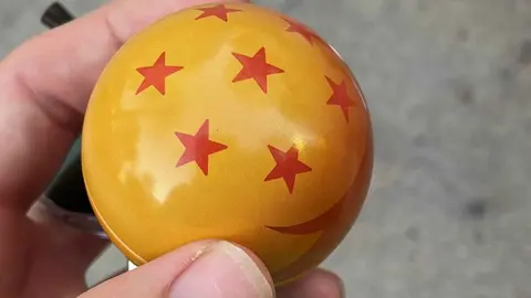 Una de las bolas de drag&oacute;n escondidas por Pol Tattoo