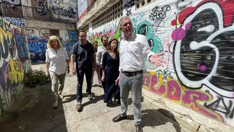 Jos&eacute; Luis Sanz muestra los graffitis de la calle Vascongadas