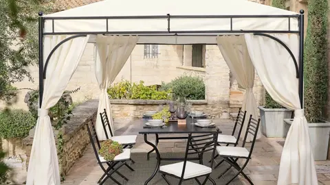 Este cenador vintage de Maisons Du Monde combate la ola de calor y se cierra como una habitaci&oacute;n