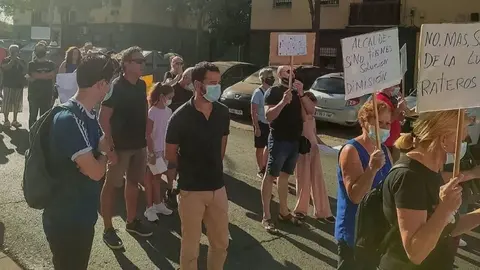 En pleno repunte del precio. Protesta por los cortes de luz en su barrio de Sevilla y lo detienen